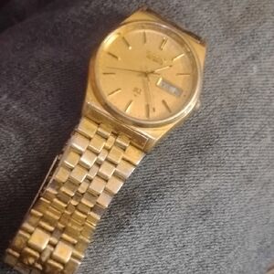 Seiko Gold Men's Watch with Day-Date Feature